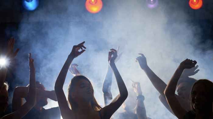 La buona movida, come ballare liberi e in sicurezza: tutti in piazza