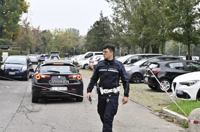 Arrestato l'ex marito della 62enne accoltellata: la donna è ancora in pericolo di vita. Il movente e i precedenti