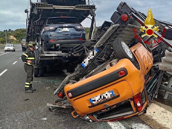 Bisarca si ribalta, le auto finiscono sulle carreggiate: traffico bloccato sulla Grosseto-Siena
