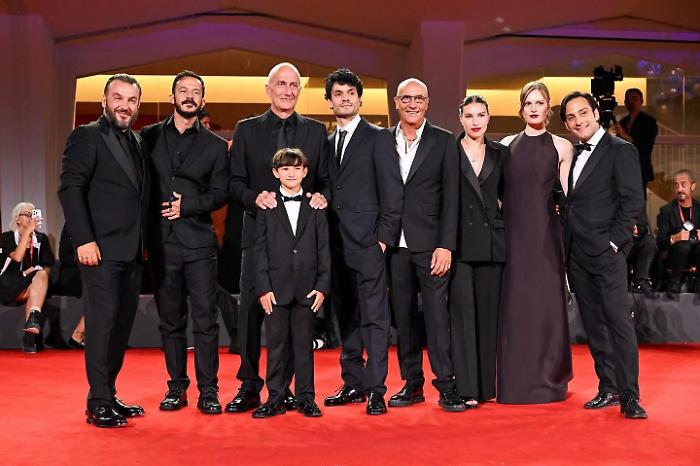 Il cast e il regista della serie tv "Il Mostro"