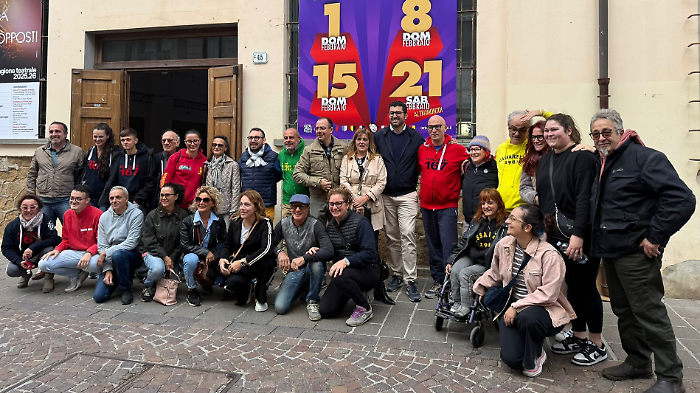 Carnevale 2026, tutte le date: tre sfilate pi&ugrave; gran finale al tramonto 
