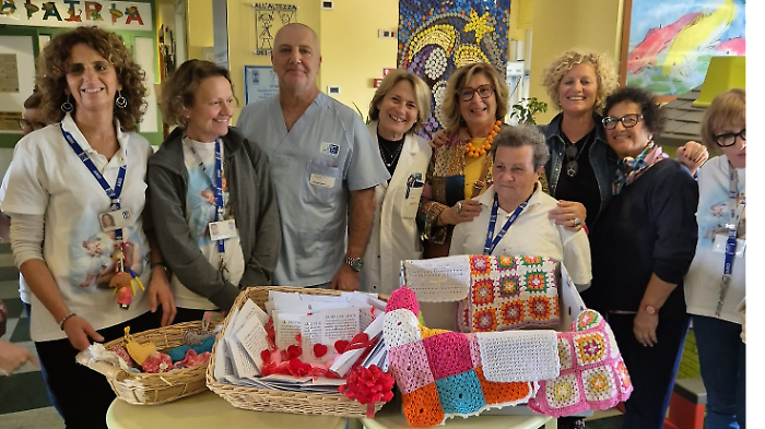 Cuori all'uncinetto per i piccoli ricoverati nel reparto Pediatria