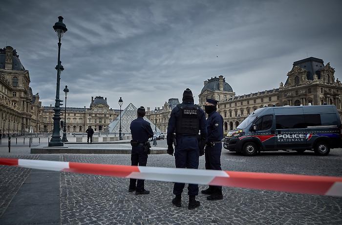 Due arresti per il colpo al Louvre: erano pedinati da giorni, incastrati da impronte e dna