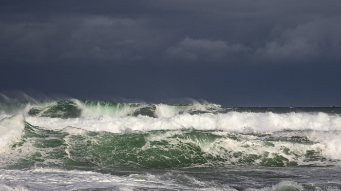 Vento forte e mareggiate, è ancora allerta gialla sulla costa