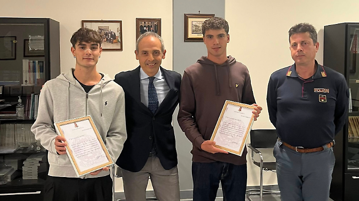 Salvarono due ragazze dalle onde, il questore premia i due giovani bagnini Giacomo e Lorenzo