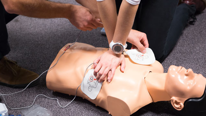 Al via il corso per imparare ad usare il defibrillatore