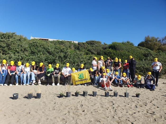 Trentacinque studenti ripuliscono la Green Beach e piantano il futuro sulle dune