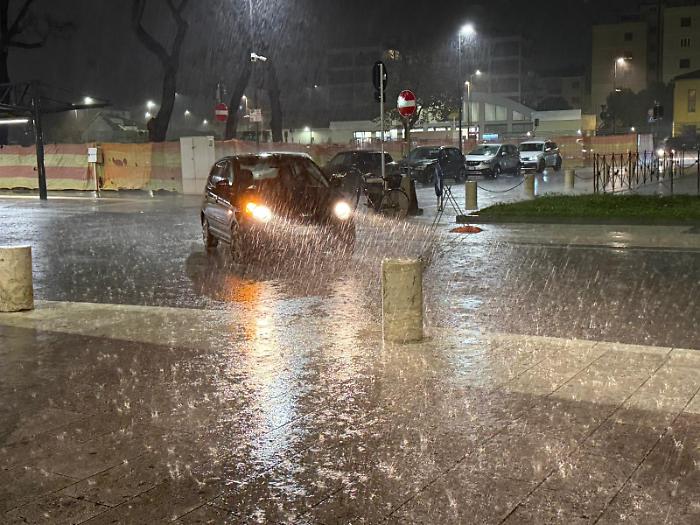 Bloccata nell'acqua alta un'auto con tre persone a bordo