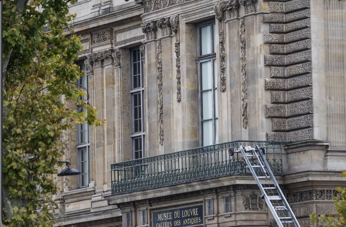 Colpo al Louvre, altri cinque arresti: i ladri confessano, è ancora caccia al bottino