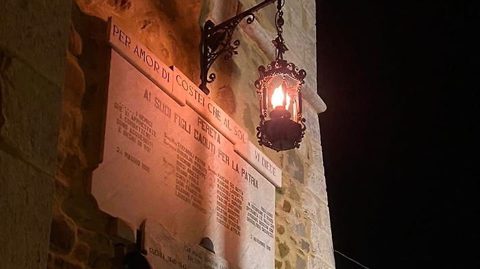 La targa ai caduti della porta di Ponente a Pereta