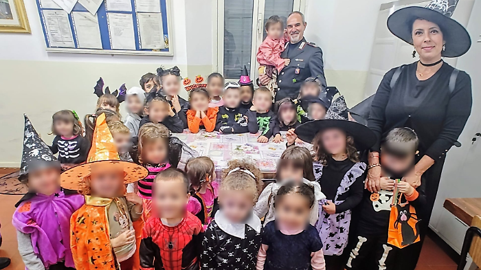 "Dolcetto o scherzetto" ai carabinieri: i bambini bussano all'Arma