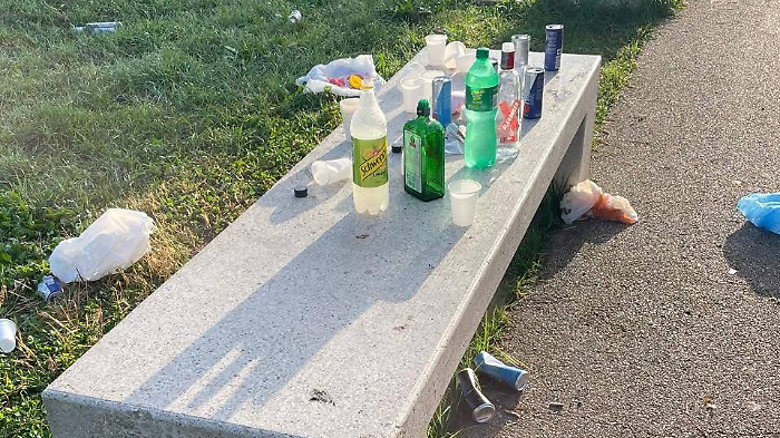 I rifiuti nel parco di Follonica dopo la notte di Halloween