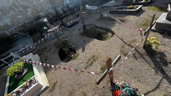 Le tombe sprofondano dopo i temporali, operai al lavoro per il 2 novembre