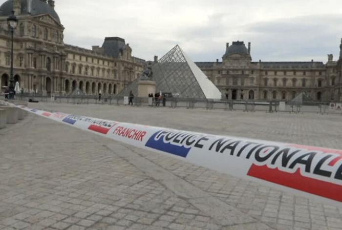Colpo al Louvre, le lacrime in tribunale della donna di 38 anni accusata di complicità. Lo scandalo della password