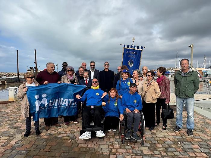 Il Porto della Maremma ha un nuovo sollevatore per persone con disabilità