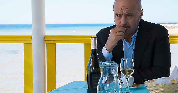 Il Commissario Montalbano, stasera 4 novembre la puntata che racconta il suo lato umano: un delitto rituale e un’amicizia messa alla prova