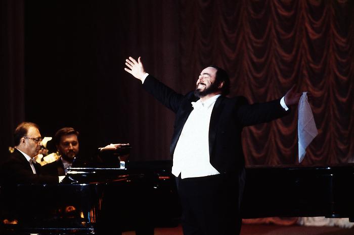Pavarotti 90: stasera 5 novembre Canale 5 celebra il Maestro all’Arena di Verona, una notte di stelle e di emozione