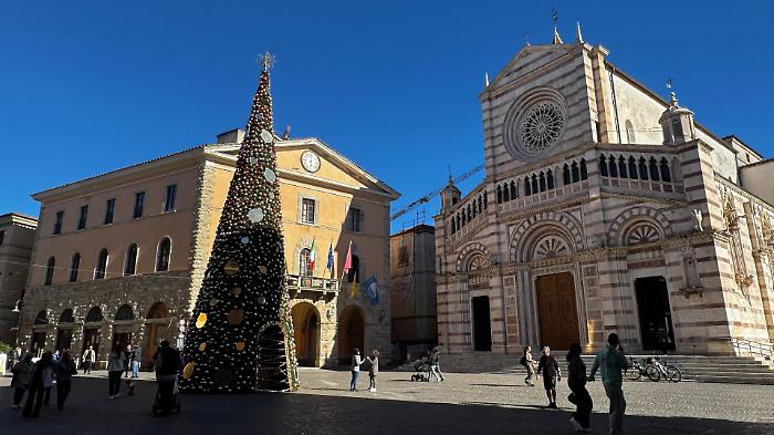 A Grosseto è già Natale: "L'anno prossimo cominciamo a Ferragosto!"