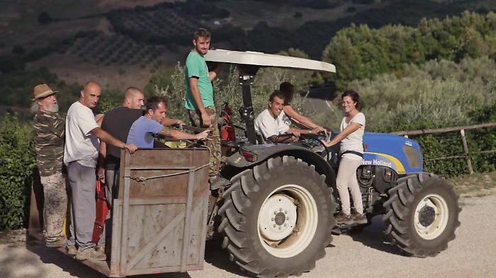 Il regista racconta il borgo in un film. E tutti gli abitanti viaggiano in pullman per la "prima" nazionale