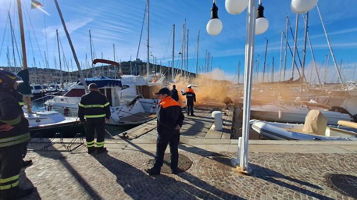 Esplosione e incendio su una barca, un ferito: allarme al porto, ma era un'esercitazione