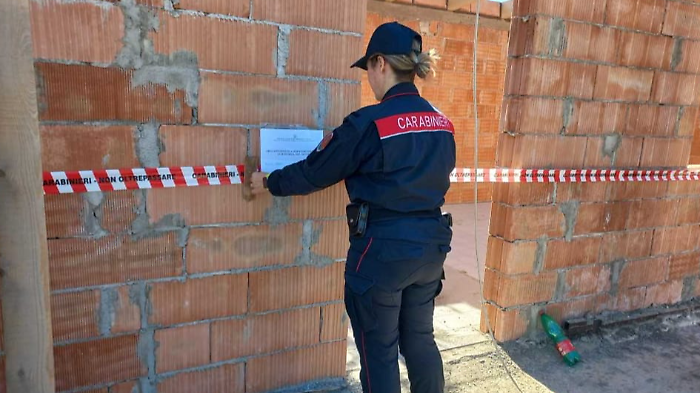 Capanna trasformata in alloggio, 3 persone denunciate e cantiere edile sequestrato