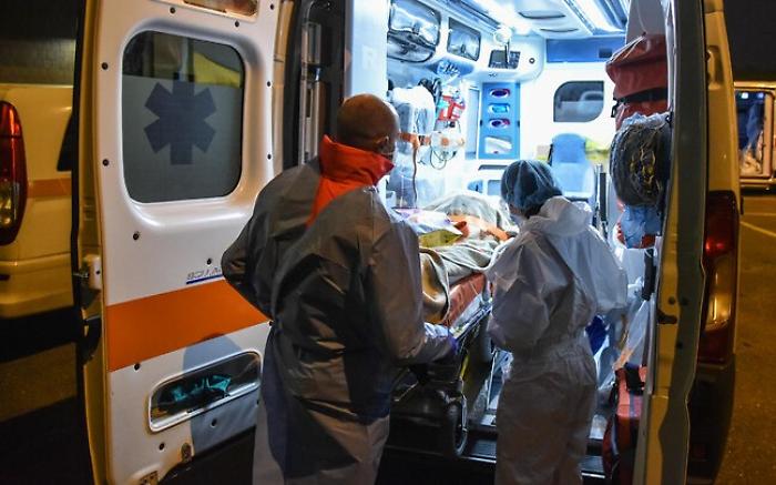 Intervento dell'ambulanza in via Aurelia Nord