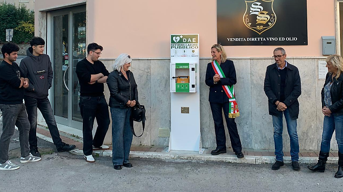 La famiglia Betti dona un defibrillatore alla comunità