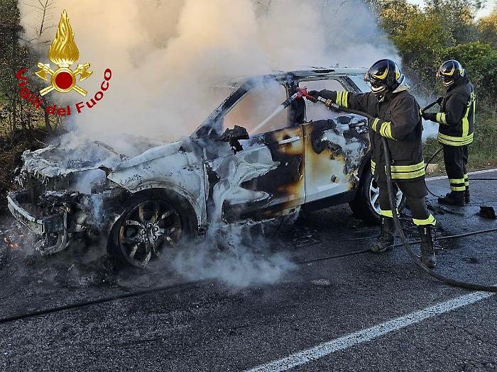 Auto in fiamme a Preselle