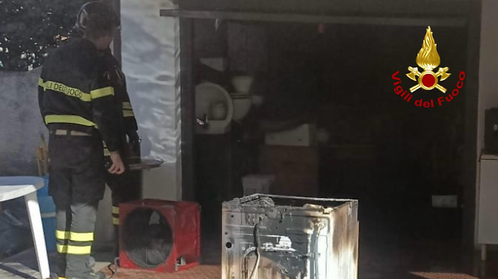 La lavatrice prende fuoco, scoppia un incendio in un seminterrato: donna intossicata dal fumo
