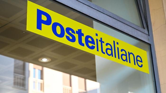 L'ufficio postale chiude due mesi per lavori, servizio navetta per gli anziani 