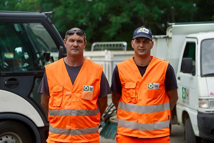 I cassonetti sono "intelligenti" ma senza la tessera non funzionano: "Ritiratela"