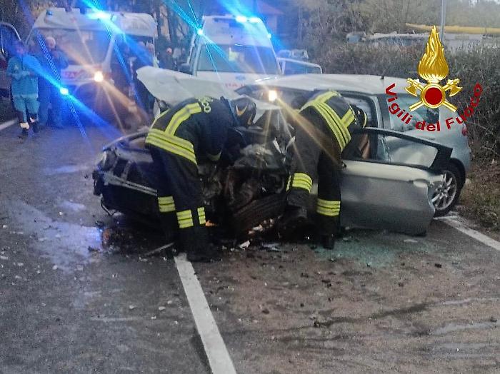 Schianto frontale tra un'auto e un furgone con una squadra di atlete, gravissimo un uomo