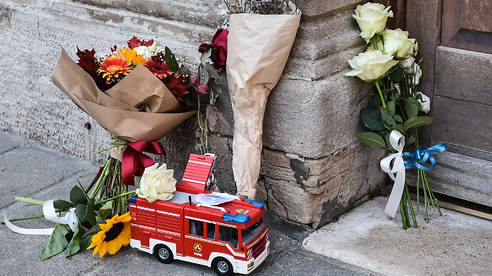 L'omaggio davanti alla casa della madre