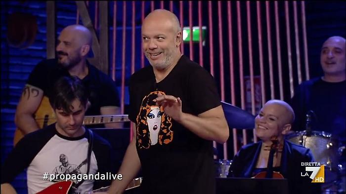 Propaganda Live, stasera 14 novembre su La7: reportage dal Veneto, l’intervista a Lagioia e la musica di Stanley Jordan