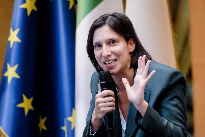 In altre parole stasera 15 novembre: politica, libri e grandi storie. Tra gli ospiti  Elly Schlein