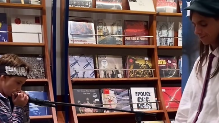 Lucio Corsi e il piccolo fan