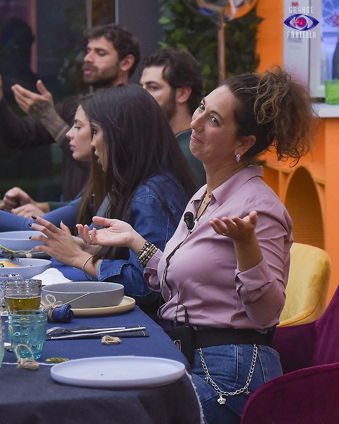 Grande Fratello, stasera 17 novembre una puntata esplosiva: amori, tradimenti e doppia eliminazione