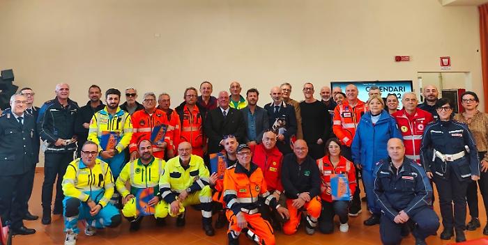 La città dedica i calendari 2026 ai volti di chi tutela la comunità: Polizia locale e Protezione civile 