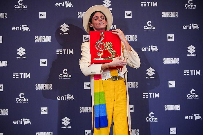 Lucio Corsi, ecco il nuovo singolo “Notte di Natale”. Poesia e malinconia nel brano disponibile dal 20 novembre