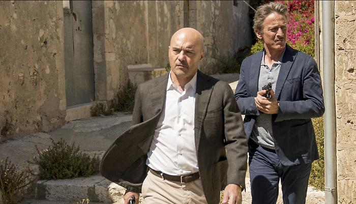Il  Commissario Montalbano stasera 19 novembre sogna il proprio funerale: il caso che mette alla prova cuore e intuizione 