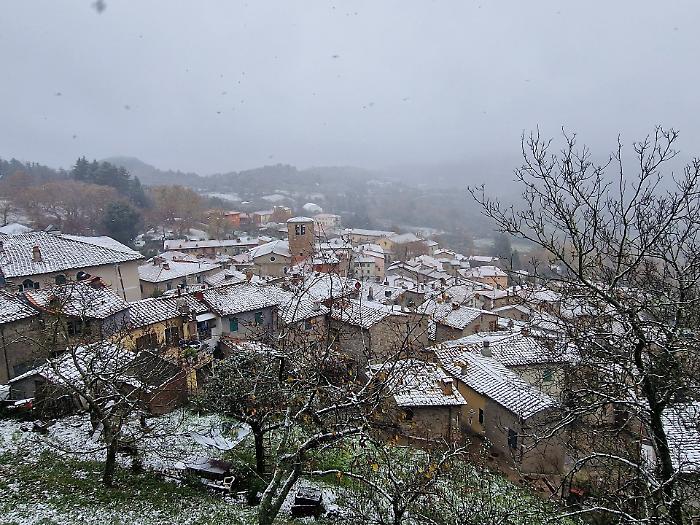 Nevica in Maremma: fiocchi sull'Amiata e a Montieri. Allerta gialla anche per ghiaccio e gelate