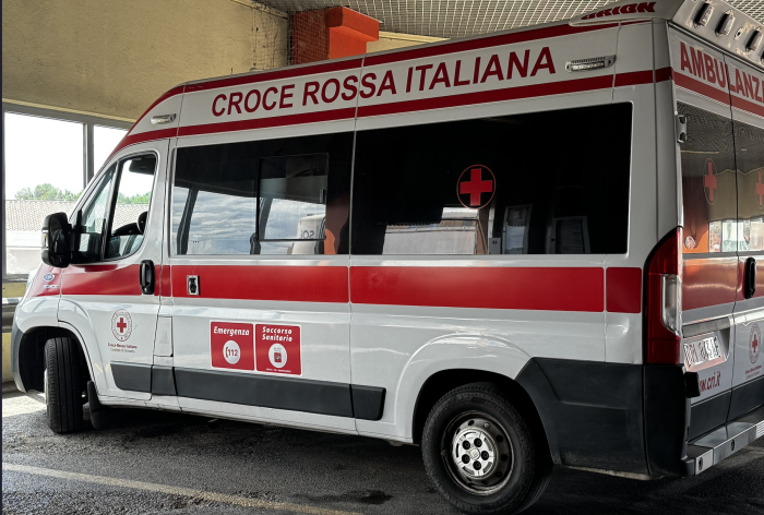 Scontro con un'auto, ferite due ragazzine in sella a uno scooter