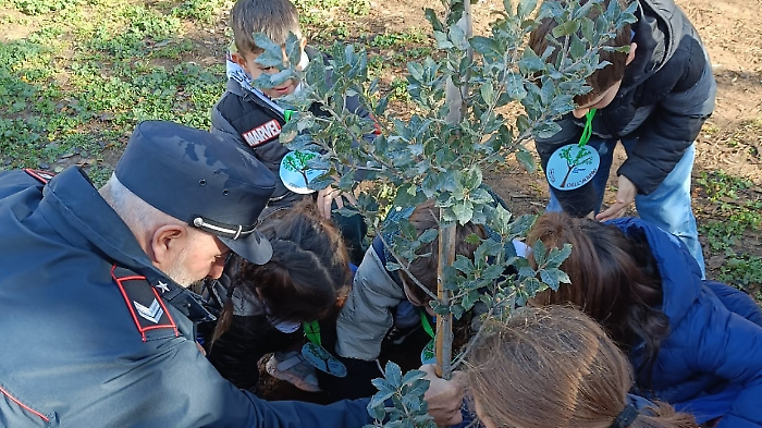 Bambini e Carabinieri forestali uniti per la Festa dell'albero