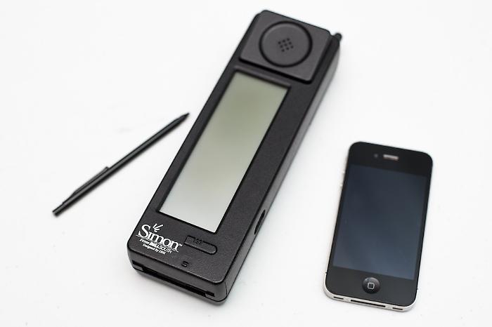 L’IBM Simon e un telefono moderno