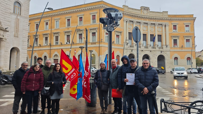 Gli ispettori del lavoro scendono in piazza e incontrano il prefetto