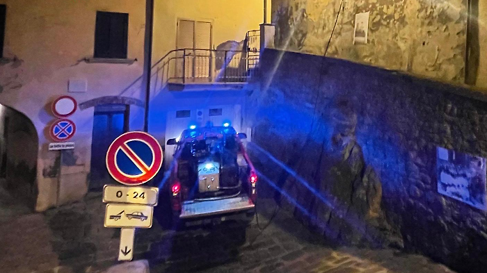 Paura nel centro storico del paese, fiamme in un appartamento: l'alloggio è inagibile