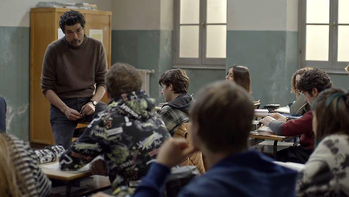 Un Professore, anticipazioni puntate stasera 27 novembre: tensioni, misteri e cuori in tempesta.  Emozioni che sconvolgono la 5ªB