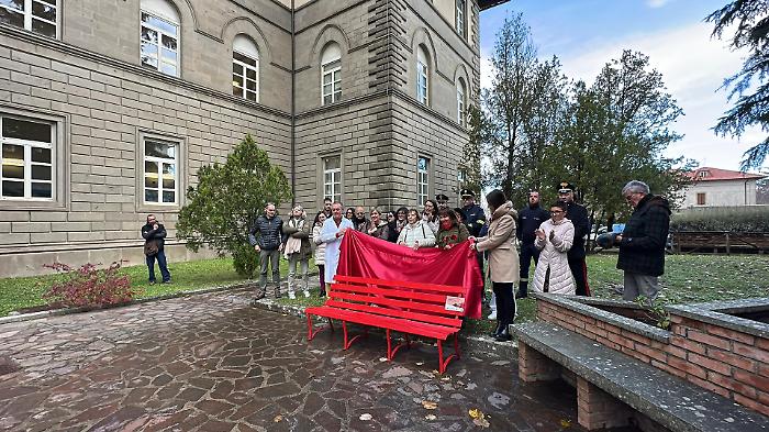 La panchina rossa davanti all’ospedale di Castel del Piano