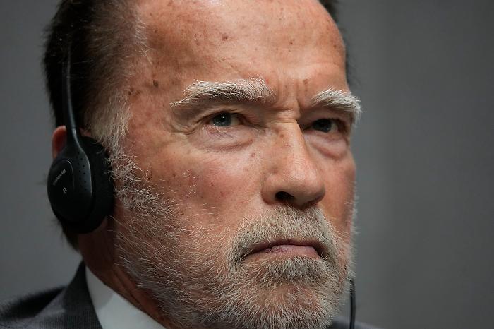 Commando, un grande classico stasera 29 novembre su Rete 4: Schwarzenegger in una missione impossibile per salvare la figlia