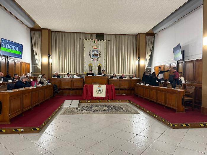 "Fascisti!" in Consiglio comunale: "Inaccettabile, dimissioni subito". "No, visione parziale dei fatti"